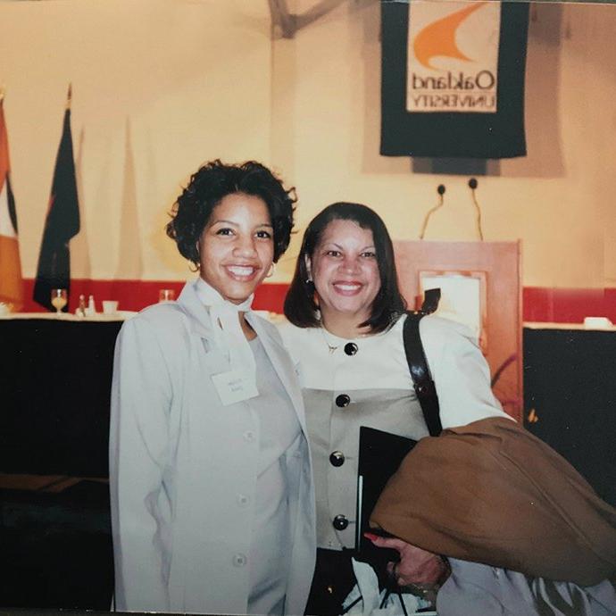 一名妇女和她的母亲在十大菠菜台子，1997年